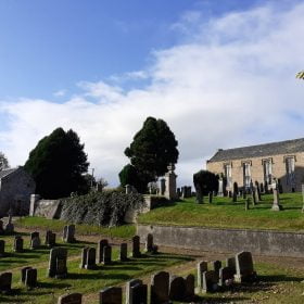 petty-churchyard-clan-mackintosh-3 Day tour